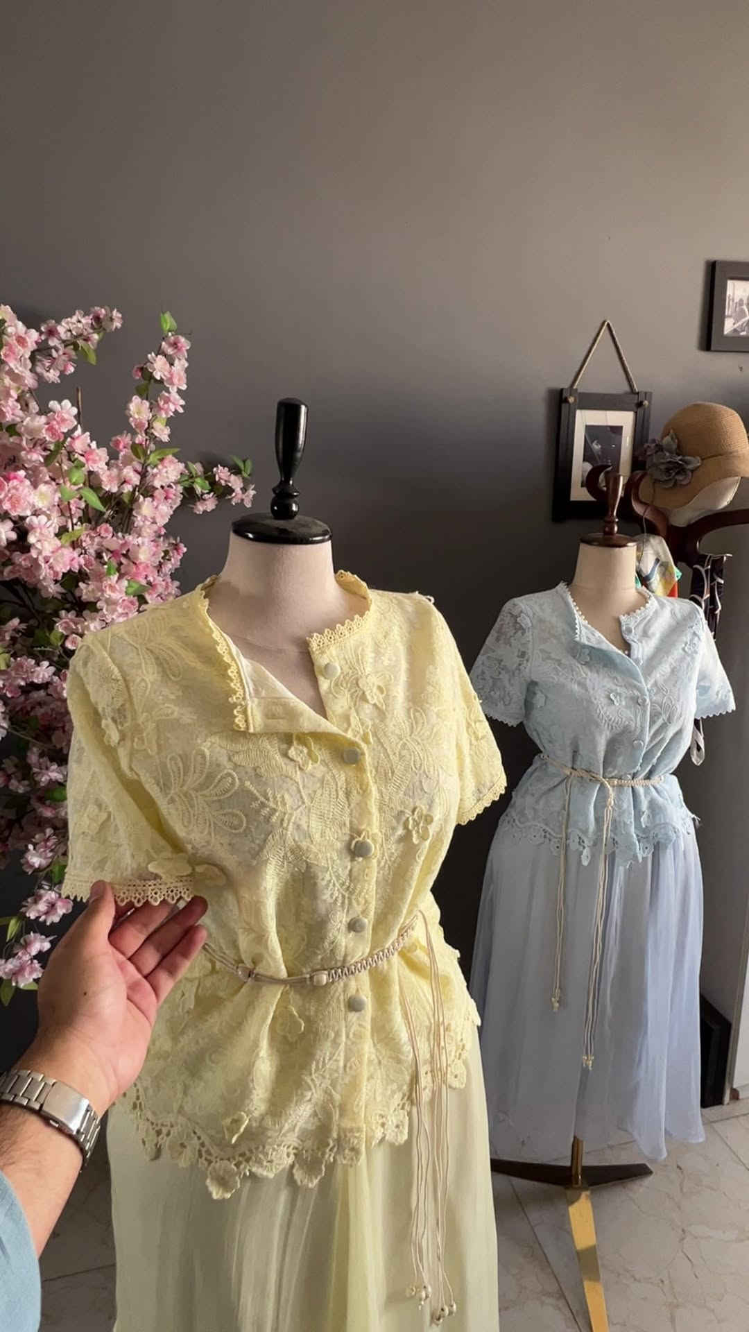 Topa - modern femme 💛 اقروا الكابشن 
علق بكلمه (تم) توصلك كل تفاصيل 
-
سوت كيبور نااعم جدا 🌻
-
القياس يلبس من وزن 50 لـ 70 
-
قالب جدا مريح للصيف 💛
-
للحجز خاص او ***********
-
توصيل بغداد والمحافظات 5  الاف
