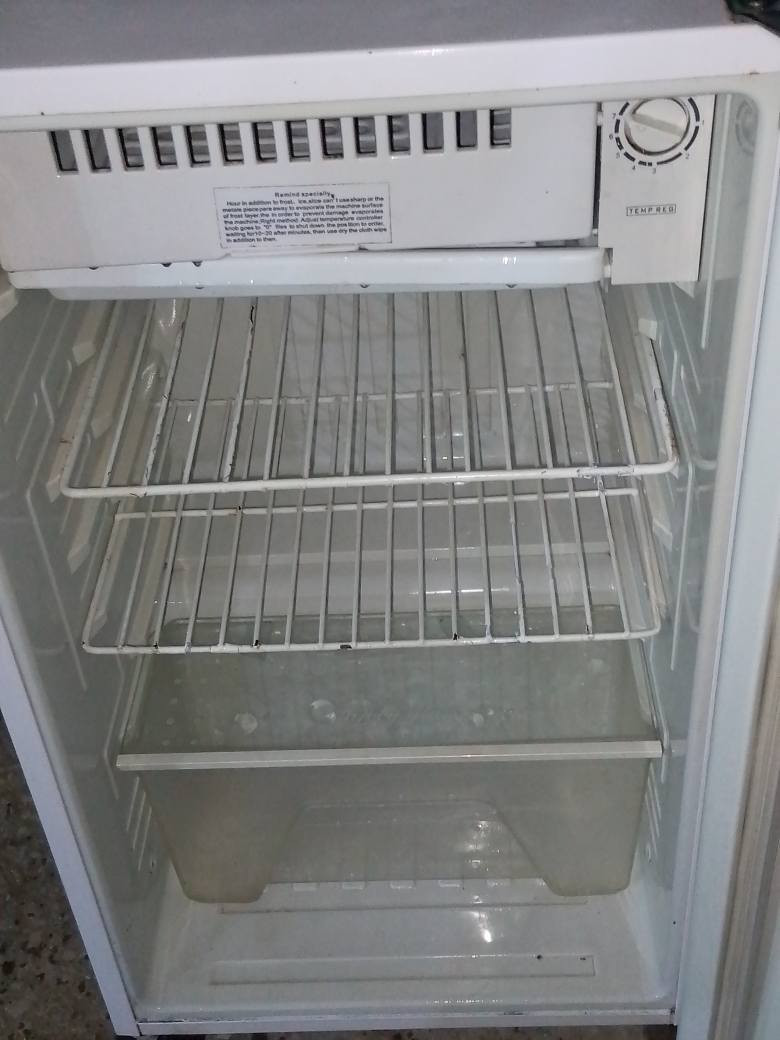 ثلاجة صغيرة 6 قدم شغالة شرط التجميد مكاني نجف شارع المدينة للاستفسار خاص أو واتساب *********** النجف, العراق
