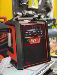 متوفر سماعة سبيكر ميلوكي + شاحن بطاريات اصدار حديث مكان مخصص لتلفون Fm...