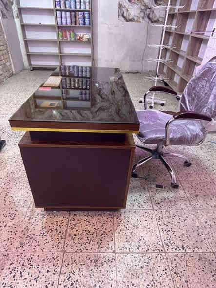 ميز مكتبي مع كرسي بعدهن جدد بالجيس مكاني بغداد الشراي يتصل ***********
