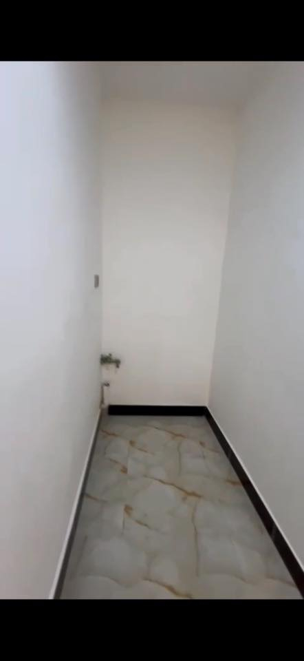 بيت 100 متر مربع 10*10 بناء طابق واحد حديث التحرير دور الجاهزه مراوس بيت هم بتحرير يم مدرسه سوريا او دور الظابط مال التحرير هوة بهذا المربع 
***********
