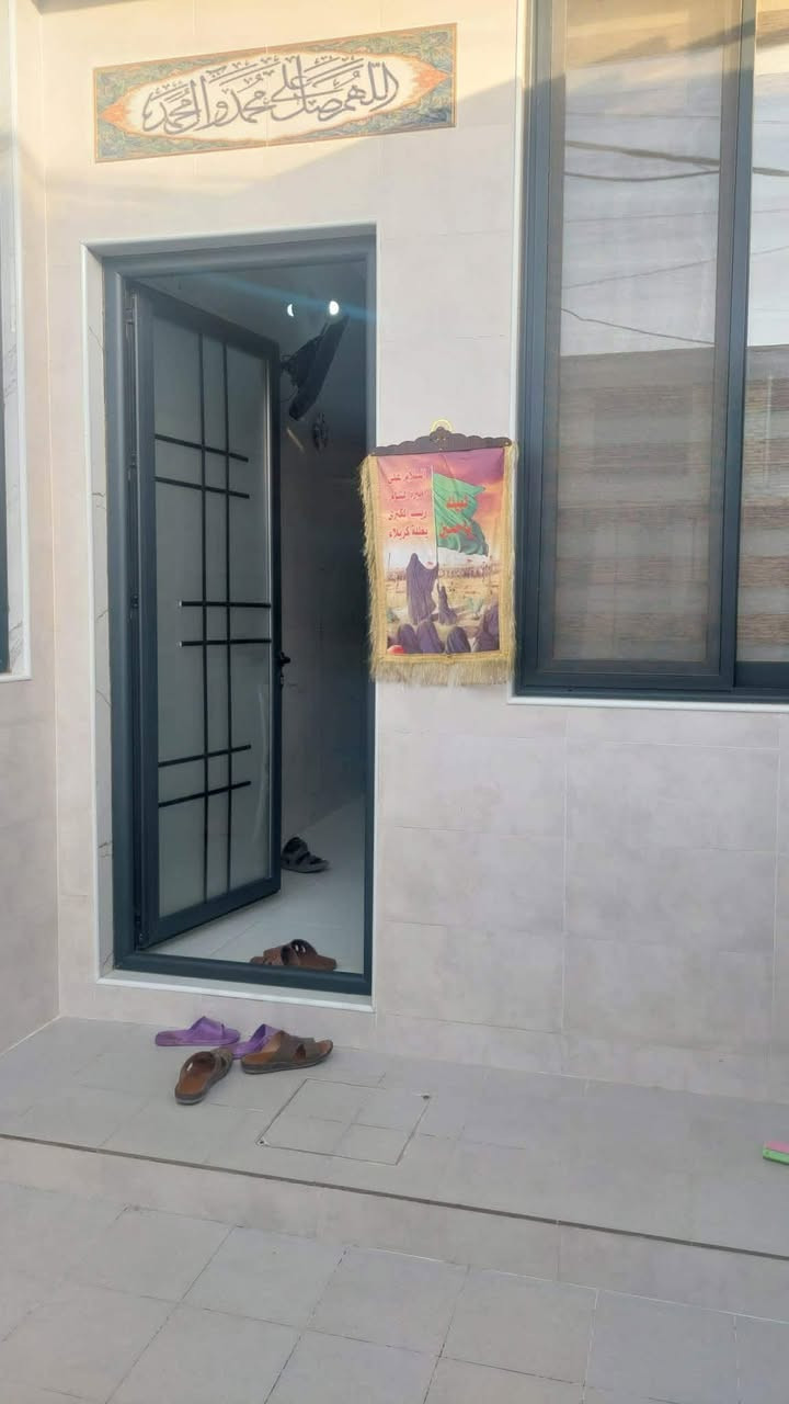 السلام عليكم #بيت ١٥٠ م #موقع_مميز  #كوفه_قرب_مسجد_السهلة #بسعر_مناسب #طابقين الطابق الأرضي غرفه سويت وصاله وحديقه وشلال يطل على المطبخ الحار والصاله واستقبال وتخاريجه ومطبخ حار بارد
#الطابق الثاني غرفتين سويتات وصاله وغرفة غسيل
والطابق الثالث مخزن ٥في ٤
البيت معمول بعمل درجه اولى البيت الجدران بورسلين درجه اولى مبنى بطابوق نهروان
السقوف صبابه درجه اولى الأساس رفت
باقي التفاصيل الاتصال على الرقم الآتي***********
