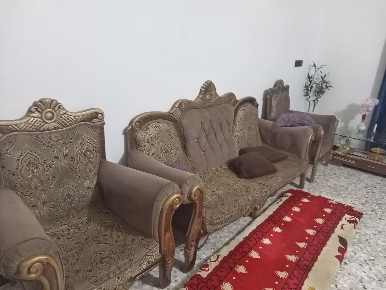 عندي هذا تخم للبيع سعره 100 بي كسر بالقنفه
مكاني غزاليه 
***********
