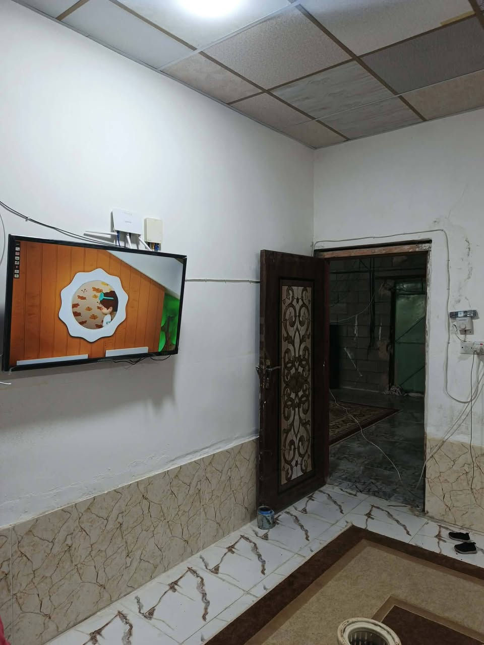 بيت. في هيت حي البكر الغربي مساحه 300 بيت متكون من غرفتين وصاله وصحيات البيت كله سيراميك بس الصاله باقيه، مامصطره، ومبيضه بيت مجعب الديوان ومطبخ وكنيدور وياه 1000 بلوكه مال زخيخه سعر 20 وبي مجال رقم الهاتف واتساب ‏‪***********‬‏
