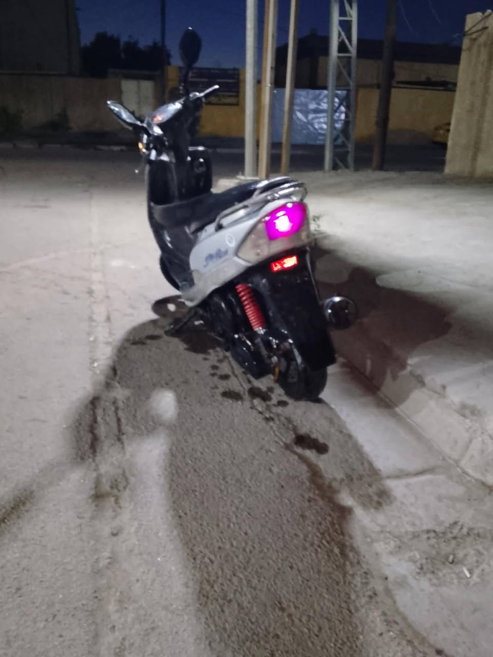 دراجه للبيع ماكس كفراتها مختمه ومطابقة ويه المكينه مثل ما واضح بالتصوير كهربائيات كلها شغالة ب450وبيها مجال الاتصال الرقم *********** مكاني بغداد المشتل شارع المطبك
