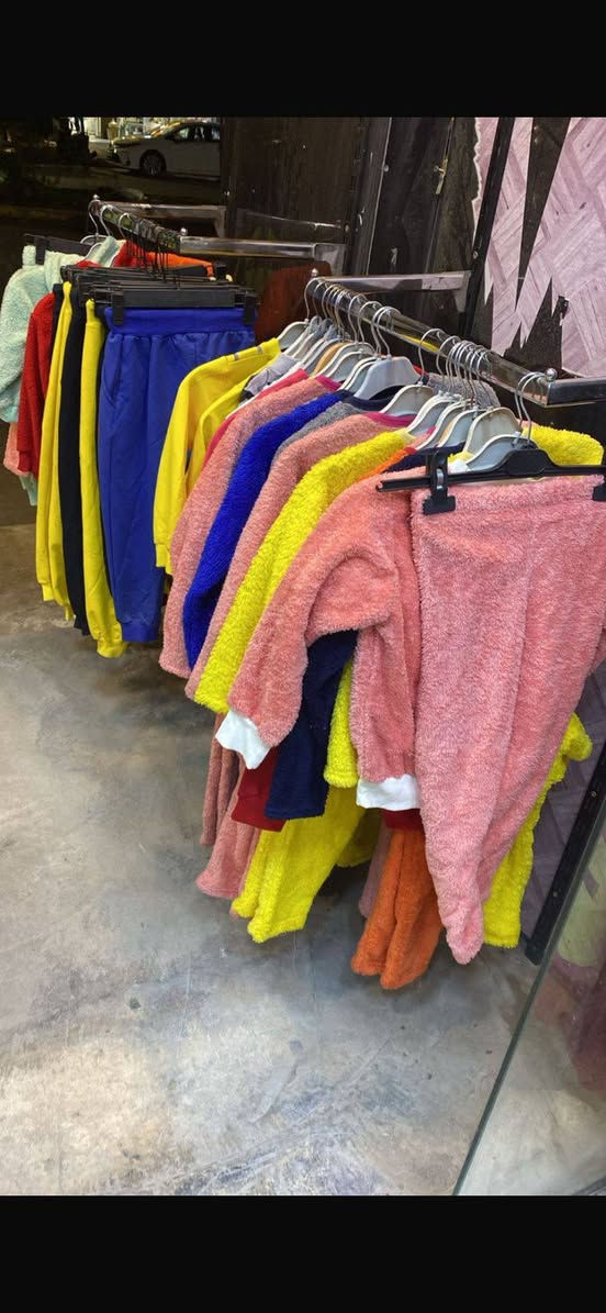 سلام عليكم مالبس اطفال من عمر سنه لحد15 سنه ابيع شلع *********** مكاني بغداد
