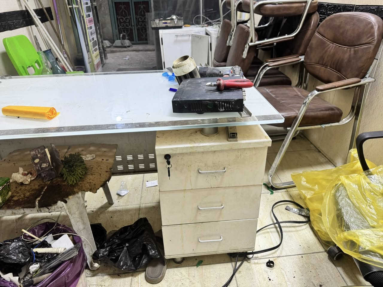 غراض مكتب للبيع 6كراسي جلد الواحد ب20 الف سيت طبلات عددهن 4ب30. ميز جام ابيض السعر 100 الف ميزان اليمنيوم الثقيل  واحد زاويه مجموعه مساحته 3ونص متر وواحد طويل مساحنه متران. جام خانه كامله مع مرفقاتها جديده  طولها 3امتر و30سم والعرض 240 سم السعر 150 الف. والاسعار قابله للتفاوض


**إذا كنت صاحب هذا الإعلان وتريد حذفه لأي سبب، رجاءا أرسل رسالة إلى الدعم الفني**