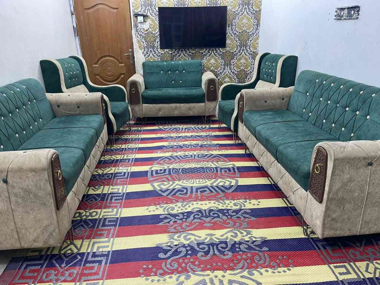 تخم 10 مقاعد تكمه بلوك اسود نضيف ستعمال قليل اخو الجديد ب275 وبي مجال 
*********** بغداد, العراق
