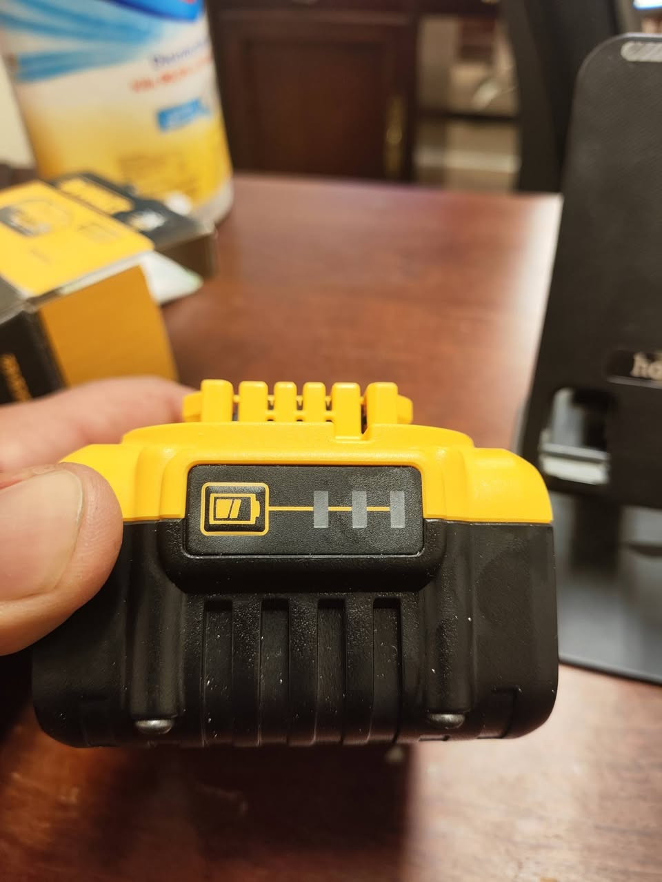 بطاريتين ديوولت اصليات مستخدمات كلش قليل انتاج 2016 18 فولت 4 امبير حط سعر بما يرضي الله واخذهن مكاني بغداد البنوك ماعندي توصيل ***********
