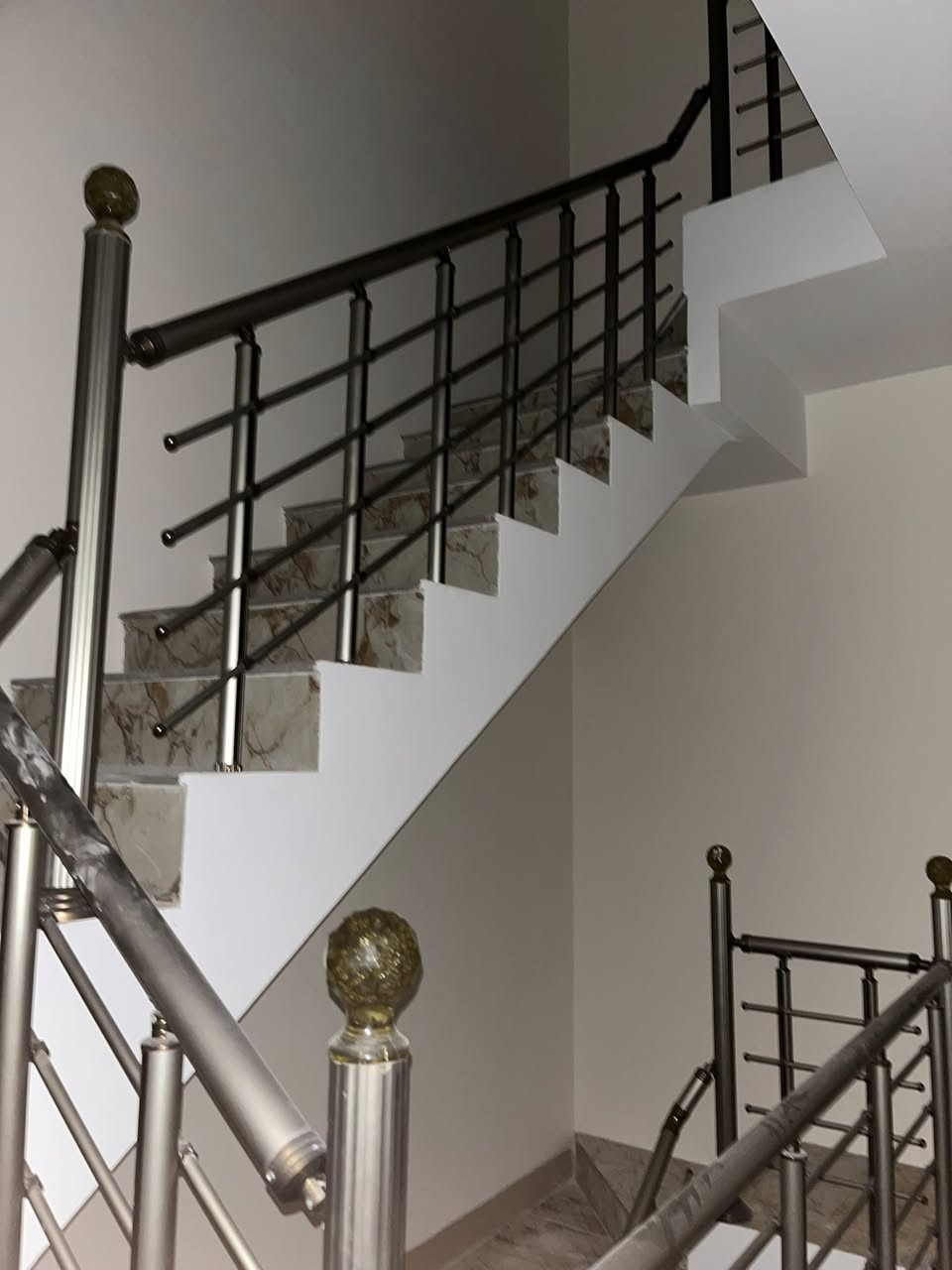 مشتمل للإيجار
مشتمل جديد غير مسكون للايجار 
٣ غرف نوم وصالة وخدمات 
صحيات فوك وجوا 
العنوان حي سومر قرب شارع المدارس
الايجار ٦٠٠ قفل
للاستفسار ***********
