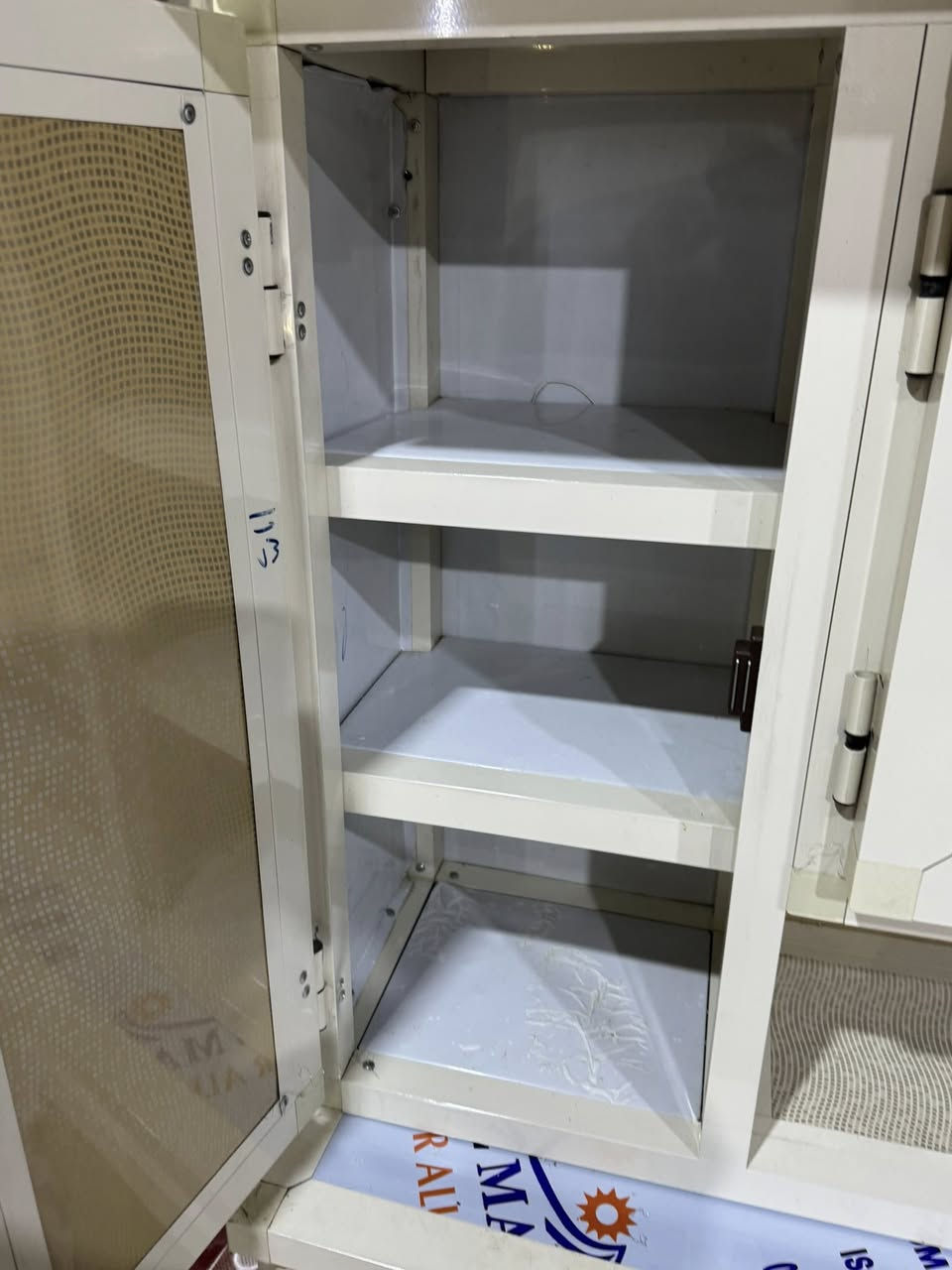 مترين ونص وسنك متر وعشرين مرمر مستعملة قليل كلش ***********
