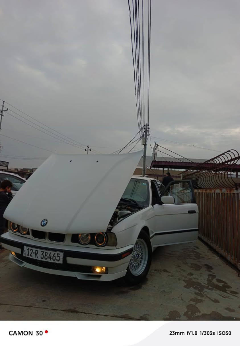 BMW 1991 525Ai
فول فوله 
گئر و مه كينه به شه ره ت
نمونه له جواني 
هيجي نيه بئ ده عم بئ سبوخ 
ره قه م و سه نه وي هه زه هه موي تازه نوئ كرايه 
به ناوي خؤمانه ته عويل وه كاله به شه رت
اروس
***********
