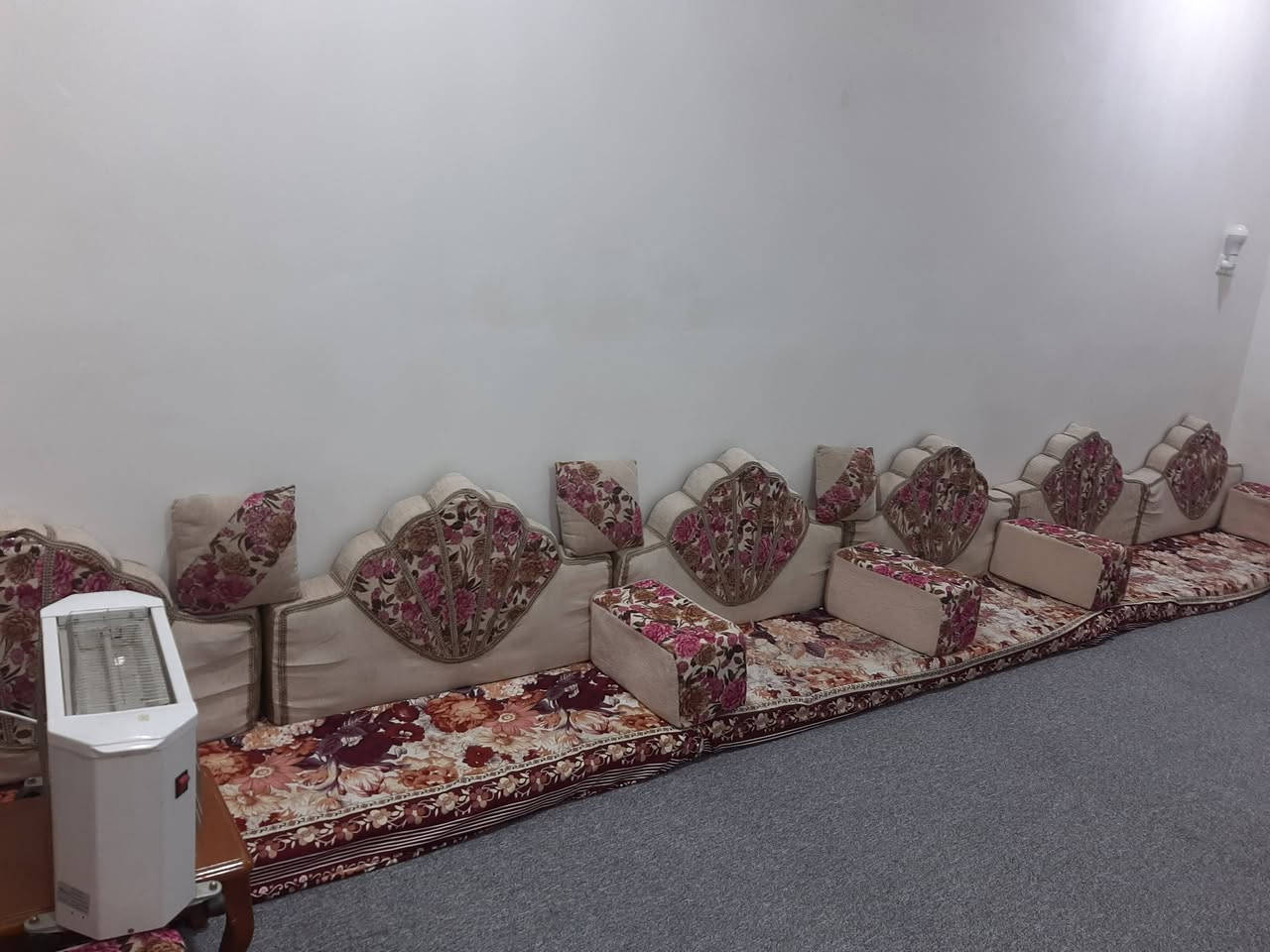 جلسة عربية  نضيفه للبيع بسعر مناسب
التواص على الرقم
***********
