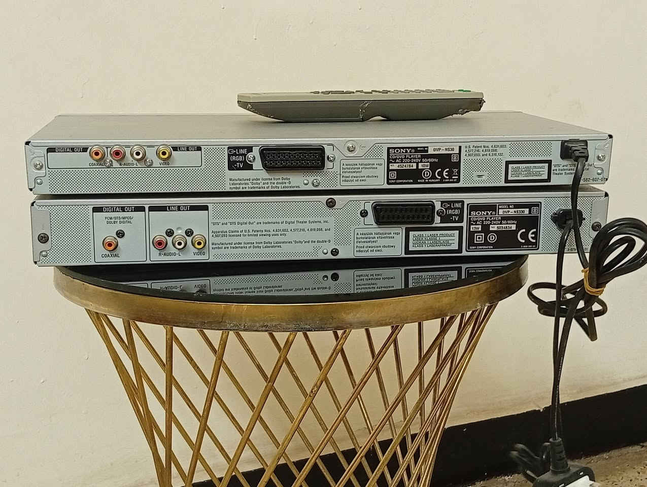 DVD SONY .
عدد : ٢ .
مع ريمونت أصلي . 
شغالات شرط الفحص . 
السعر : ١٥،٠٠٠ دينار . 
متوفر توصيل . 
*********** .
