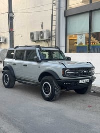 فورد برونكو 2023 6سلندو  5 دكم   لون إسمنتي مميز  سقف فايبر كلاس   الس...