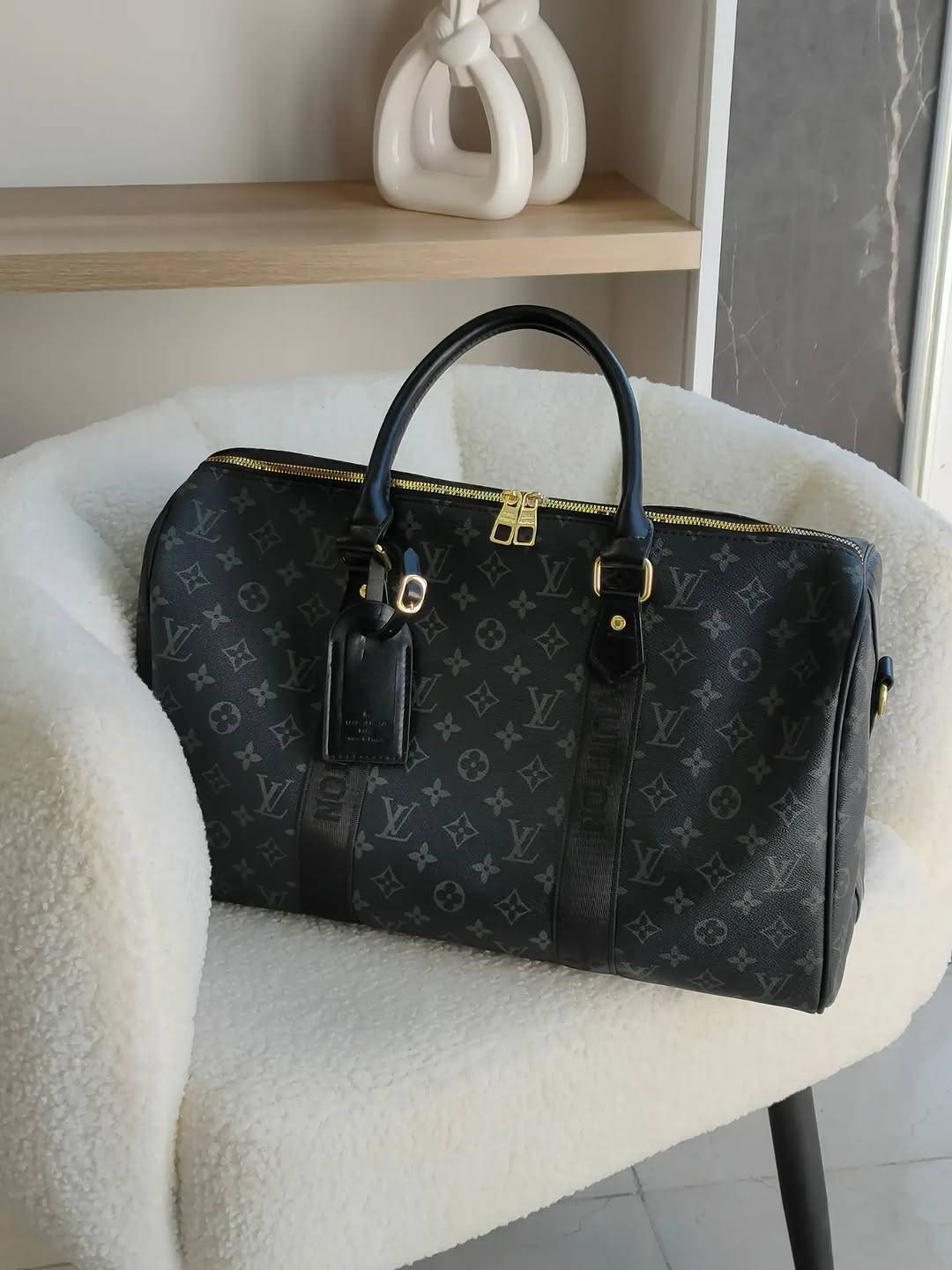 ✨ إذا تدورين على جنطة تشيل كل أغراضج وبنفس الوقت شكلها راقي... هاي هي!
👜 حقيبة ماستر كوالتي 
▪️ حجم كبير جدًا جدًا، ترهم حتى للسفر 
▪️ الجلد سوفت ويجنن 
▪️ القاعدة ثابتة ▪️ طلاء السحاب ثابت 
▪️ يجي وياها ميدالية وسير إضافي طويل 
▪️ متوفرة بـ 3 دزاينات وألوان مميزة
💰 السعر: 35 ألف دينار 
🚚 التوصيل لجميع محافظات العراق: 5 آلاف
 📸 التصوير حقيقي من داخل المحل ✨
للطلب والاستفسار راسلونا بالدايركت 💌


**إذا كنت صاحب هذا الإعلان وتريد حذفه لأي سبب، رجاءا أرسل رسالة إلى الدعم الفني**