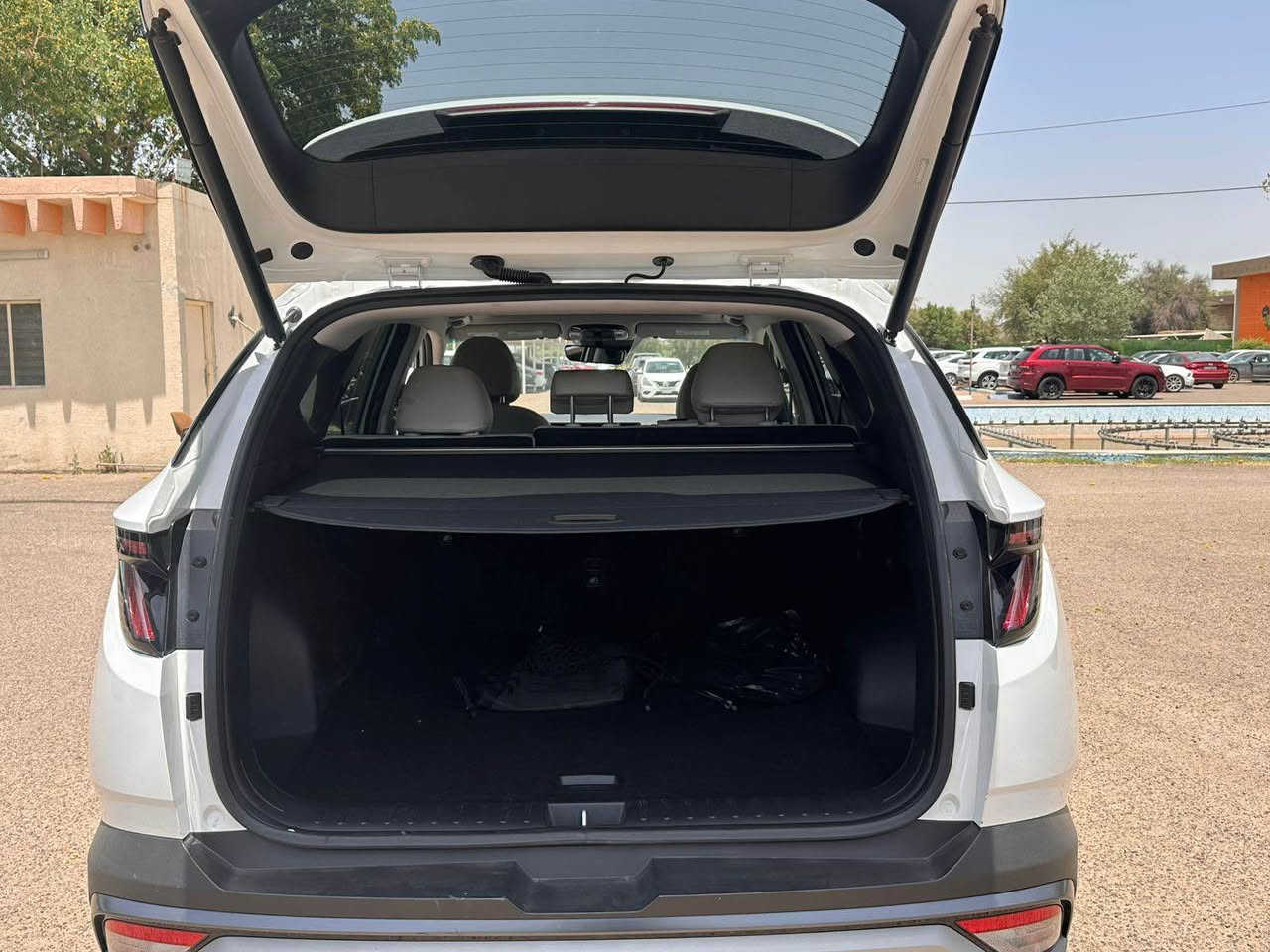 هيونداي توسان 2025 sel sport وارد امريكي
السيارة فول مواصفات ماشية 20 الف
-فتحة 
-شاشة متصلة
-فور ويل
-اربعة انظمة قيادة 
-تحكمات ستيرن
-سياقة ذاتية 
-داخل جلد ملكي كشن وجنطة كهرباء 
هواية بيها مواصفات 
حادثها تبديل بنيد فقط نفس لون والجنطة بيها بارد على كد اصبعين مال نقل مصلحة كاملة السيارة 
مكان السيارة بغداد السعر 195 بيها مجال بدون رقم السيارة .
اعتذر عن المراوس 
للاستفسار الاتصال 
*********** بغداد, العراق
