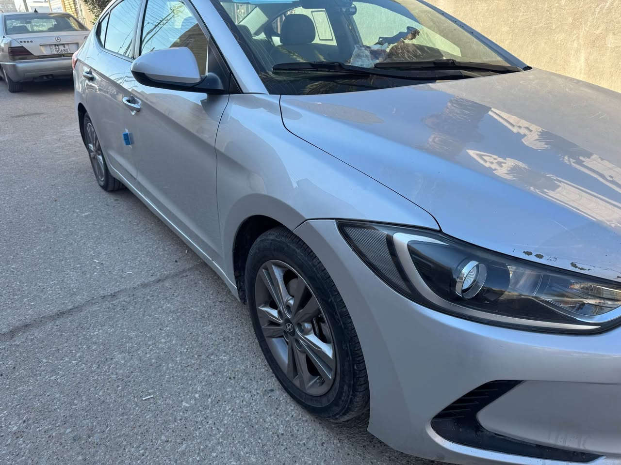 السلام عليكم 
سيارة النترا موديل 2017 
وارد امريكي شبه مكفول 
3 انظمة حركة سير ايكو و سبورت و عادي
لايت زنون شمسي 
ويل كب كروم 
تايرات جدد 
كل على وضع الشركة 
السعر 122 ورقة ورقم بصرة مشروع وطني 
للاستفسار *********** ناصرية, ذي قار
