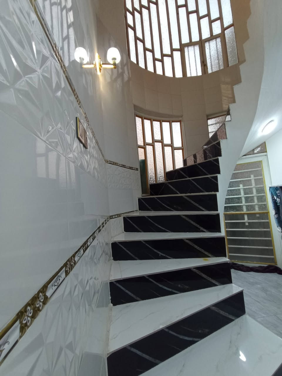 دار حديث بلتاجيه طابو صرف 200م يحتوي على 2غرف واستقبال وهول ومدخل ومطبخ حار وبارد ودرج معزول وصحيات داخليه وخارجيه ومنور 2
***********
