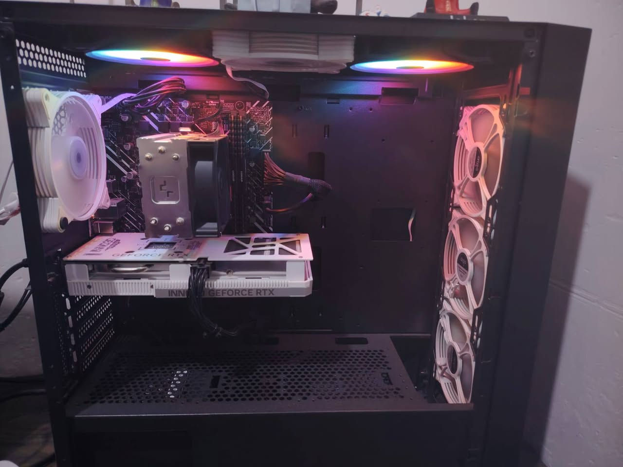 حاسبة (Gaming PC) للبيع
الحاسبة نظيفة جداً وبمواصفات قوية تشغل أقوى الألعاب وبرامج التصميم بأداء عالي.
⚙️ المواصفات التقنية:
المعالج (CPU): Intel Core i5-12400F (جيل 12 قوي جداً للألعاب)
كارت الشاشة (GPU): NVIDIA GeForce RTX 4060 8GB (يدعم تقنيات DLSS 3 وتتبع الأشعة)
الرام (RAM): Corsair Vengeance DDR4 16GB (2x8GB) 3200MHz
التخزين (SSD): M.2 NVMe TeamGroup MP44L 1TB (سريع جداً وسعة كبيرة)
اللوحة الأم (Motherboard): ASUS PRIME H610-K D4
المبرد (CPU Cooler): DeepCool Gammaxx AG300 (تبريد هوائي ممتاز)
الكيس (Case): VG12AL E-ATX Gaming Case (شكل عصري وتهوية ممتازة)
مجهز الطاقة (PSU): 650W Bronze Efficiency
💰 السعر: 1,000,000 دينار عراقي (مليون)
ملاحظة: الحاسبة جاهزة للاستخدام المباشر
مكاني بصرة


**إذا كنت صاحب هذا الإعلان وتريد حذفه لأي سبب، رجاءا أرسل رسالة إلى الدعم الفني**