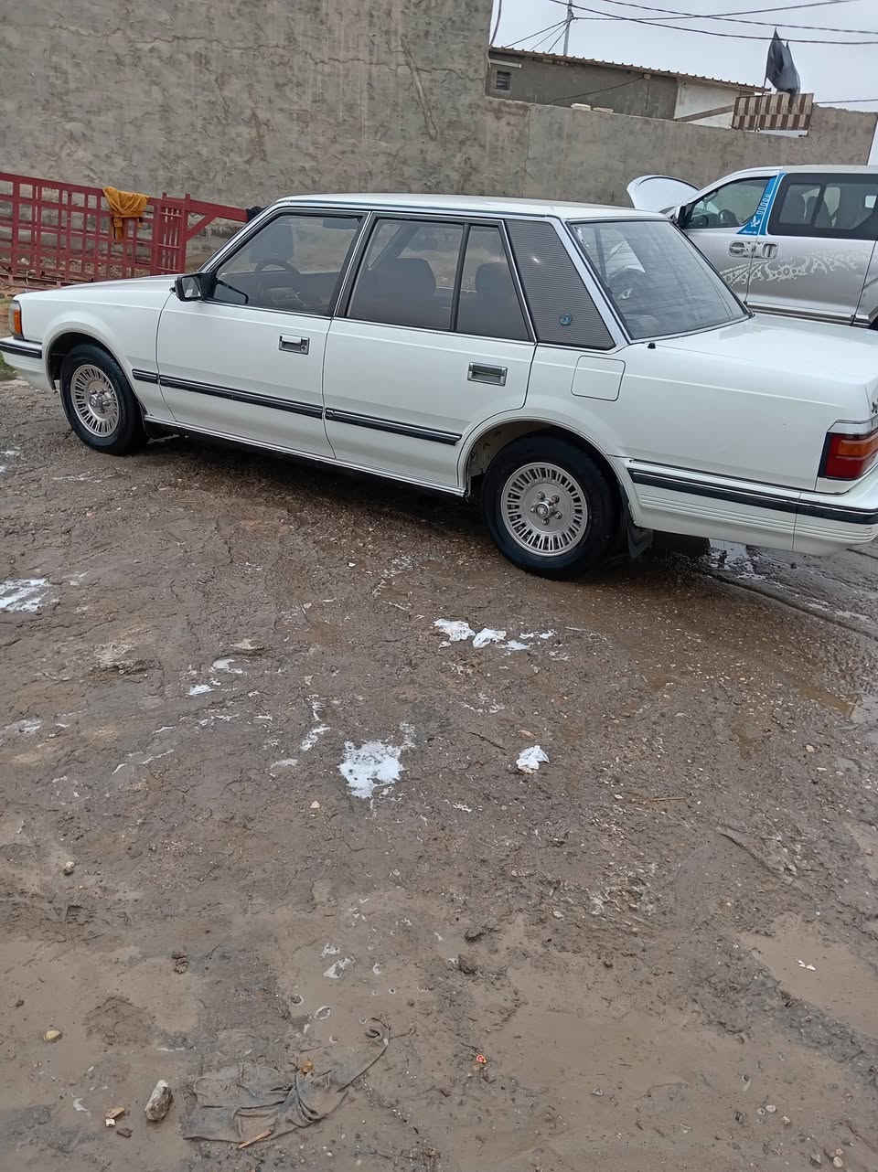 سلام عليكم 
سوبر موديل ٨٥ للبيع محرك بلادي جديد گير اوتوماتيك تخم تاير جديد  باتري جديد السياره عل وظع الشركه اللبلادي سنتر لوك اربع بيبان السعر ٦٥ وبيه مجال حك الظيافه السياره بيهه طخه بصيطه والباقي كفاله عامه
اتصل وبيك خير وتدلل ***********
