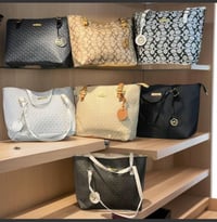 جنط نسائية تجنن 💖 خفيفة، أنيقة، وتكمل ستايلچ 👝✨ تنفع للدوام وللطلعة ود...