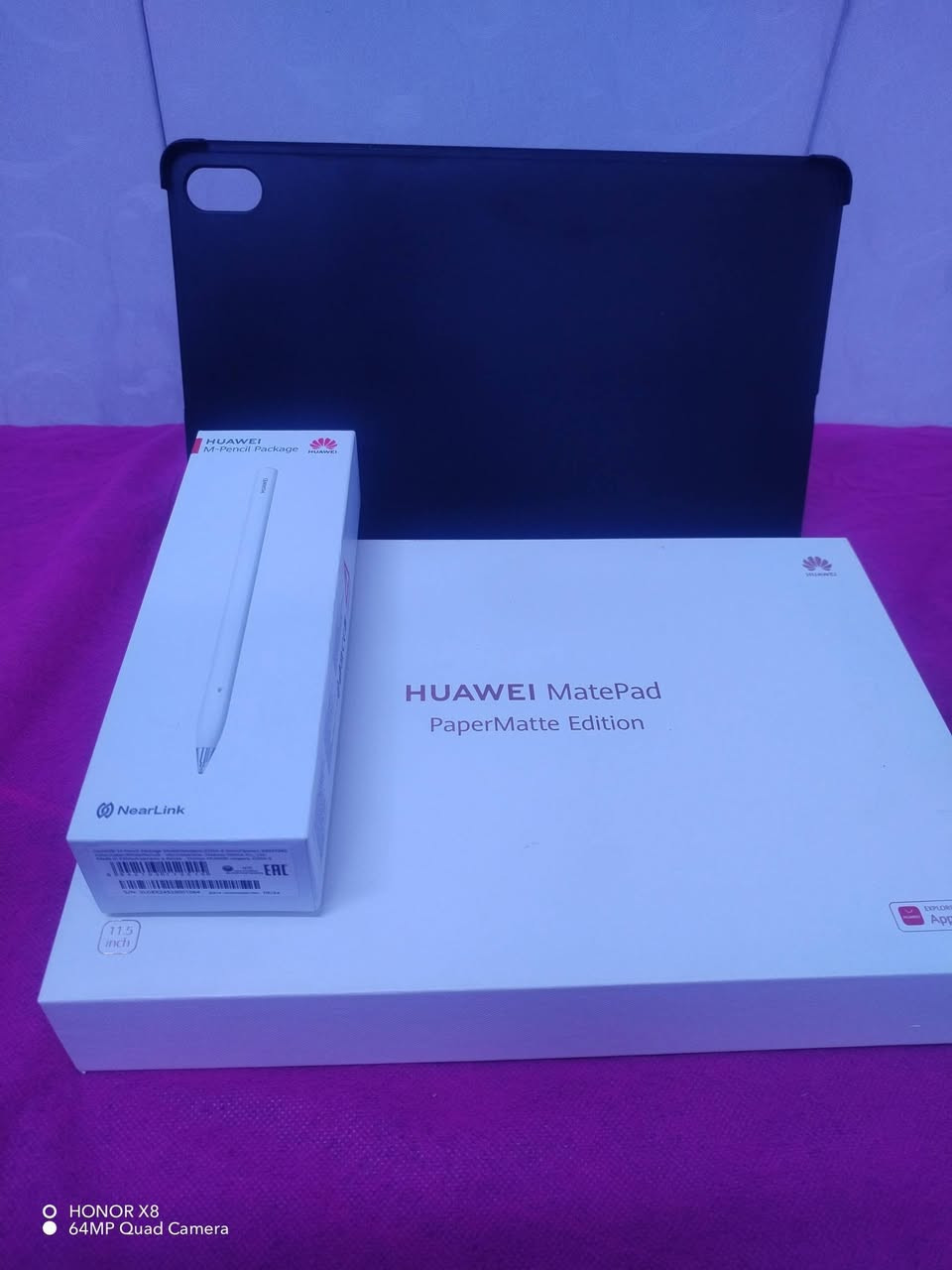 السلام عليكم
Huawei MatePad 11.5" PaperMatte Edition 
​متاح تابلت هواوي ميت باد النسخة المميزة PaperMatte، الجهاز استخدام قليل جداً جداً (شبه جديد) تماماً، بدون أي خدش 
​✅ المواصفات 
​الشاشة: 11.5 إنش بتقنية PaperMatte (مريحة جداً للعين، تمنع الانعكاس، وتعطيك ملمس الورق الحقيقي عند الكتابة أو الرسم)

​المعالج: أداء قوي وسلس جداً في الألعاب والدراسة والمهام المتعددة.
​
​الملحقات:
القلم  Huawei M-Pencil (الجيل الثالث) يدعم تقنية NearLink لسرعة استجابة فائقة ودقة عالية.
الكرتون كامل مع كافة ملحقاته الأصلية + كفر حماية أصلي (الموضح بالصورة).
​💡 
​النظافة 100% داخلياً وخارجياً.
​البطارية: بحالة ممتازة جداً.
​📍 بغداد التاجي 
💰 السعر المطلوب [325000] 
📞 [***********]

