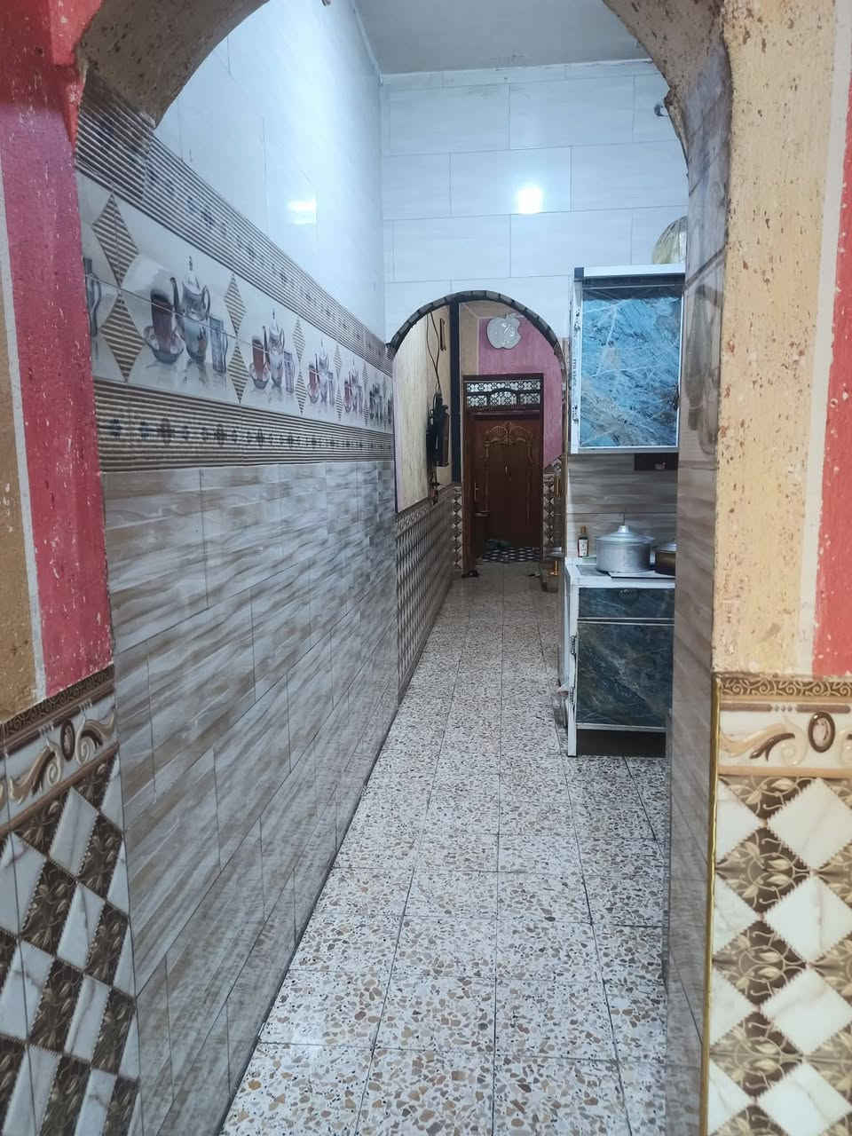 السلام عليكم ما اعرف ليش الناس بطلت ما تشتري عقارات بيع مستعجل بيت المساحه 110 العنوان مغربه الشيشان 2 نهايه السايدين قريب على شارع 30 مال حي الموظفين بيت نضيف ومرتب سنه البناء/ 2018 يتكون من غرفه نوم صاله مطبخ استقبال صحيات داخليه وخارجيه السعر 70 وبيه مجال للستفسار اتصل على الرقم/*********** / *********** / البيت طابو صرف بسمي
