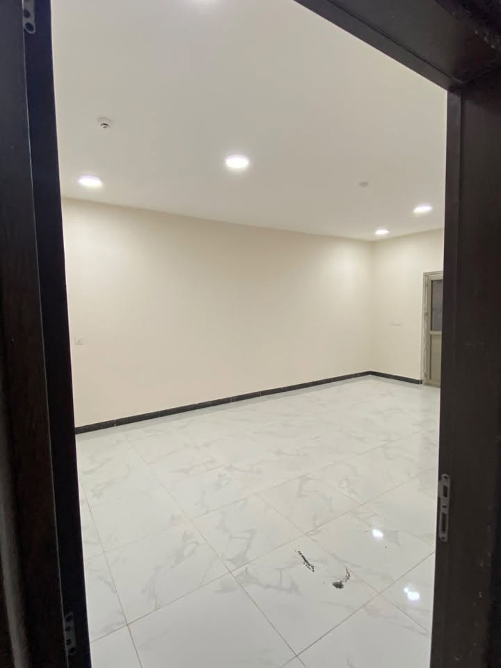 شقة للايجار في مجمع الجوهرة السكني  (طابق ارضي)
مساحتها 160
تتكون من غرفتين
صالة
استقبال
مجمع صحي عدد2
وبلكونات عدد2
••••• الشقة جديدة غير مسكونه•••••
للاستفسار
***********
