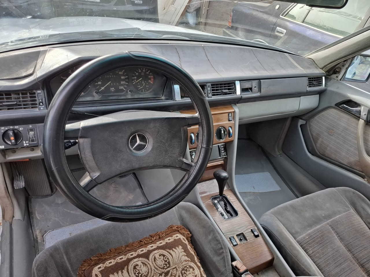 السلام عليكم مارسيدس 
مديل 1987 بسمي 
مكينه وكير 3000
تخم تاير +دجات بلادي 
سيارة بلاديه مامصبوغه 
كهربائيات جاهزة
السعر 38 وبيها مجال للشراي
الاستفسار ***********
