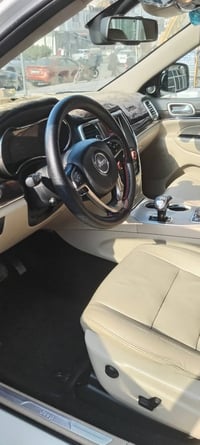 Jeep Limited موديل ٢٠١٤ خليجي رقم سليمانه ماشيه km 84 فتحه بالسقف جكات...