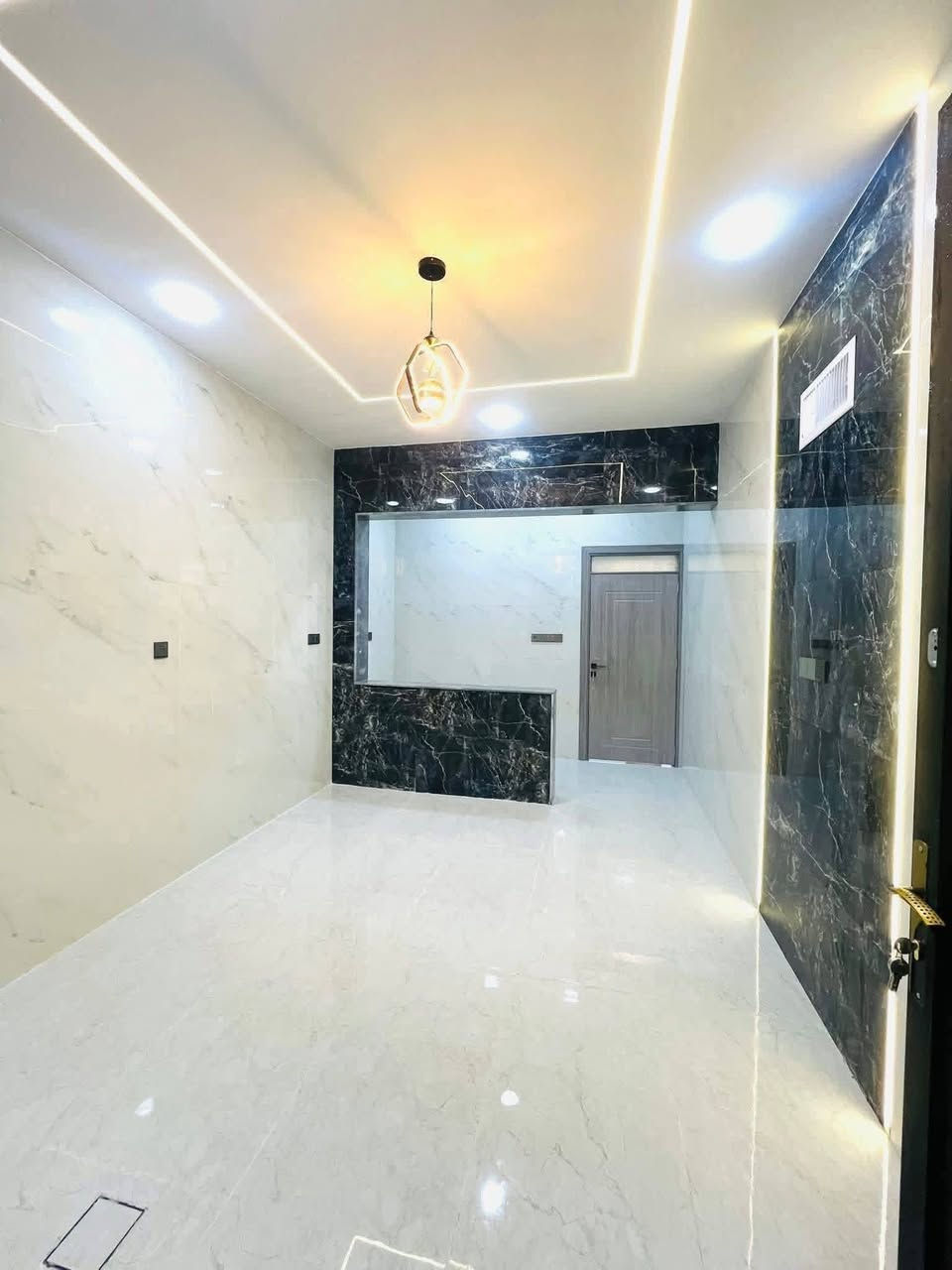 #عروض_مكتب_الدار_للعقار
دار للبيع 

حي الملايين الأولى 

قرب جامع الصواف 

المساحة   150 م واجهة 7,5م عمق 20 

5 غرف نوم واستقبال ومطبخ وصاله وصحيات في الطابقين 

بستان ملك صرف 

بناء حديث تسليم الدار فوري 

خدمات كامله ماء// كهرباء// تبليط 

للاستفسار أكثر اتصل على الأرقام او 

 مراجعة مكتب الدار الكائن في بناء الجاهز مقابل الكمرك 

***********

***********

***********
