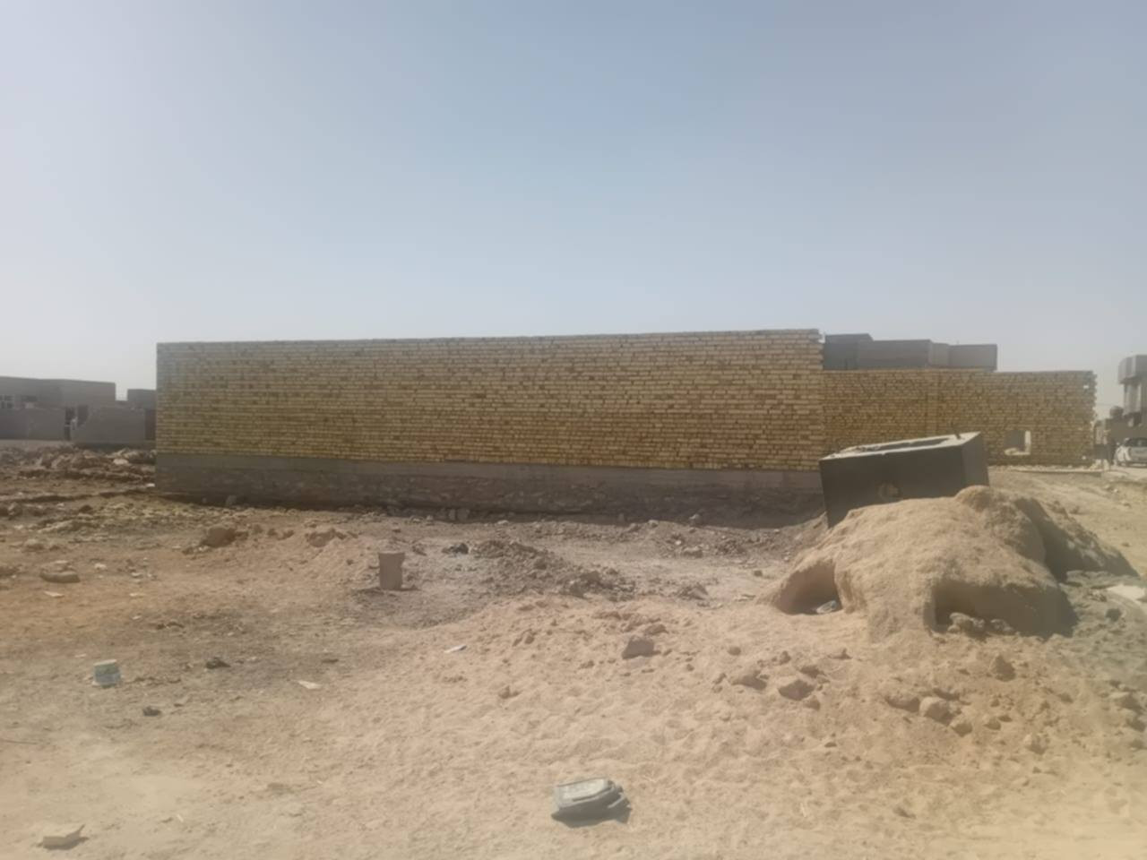 السلام عليكم للبيع هيكل زراعي قيد الانشاء منطقة ال ابوحجر المساحه ٢٠٠ ***********
