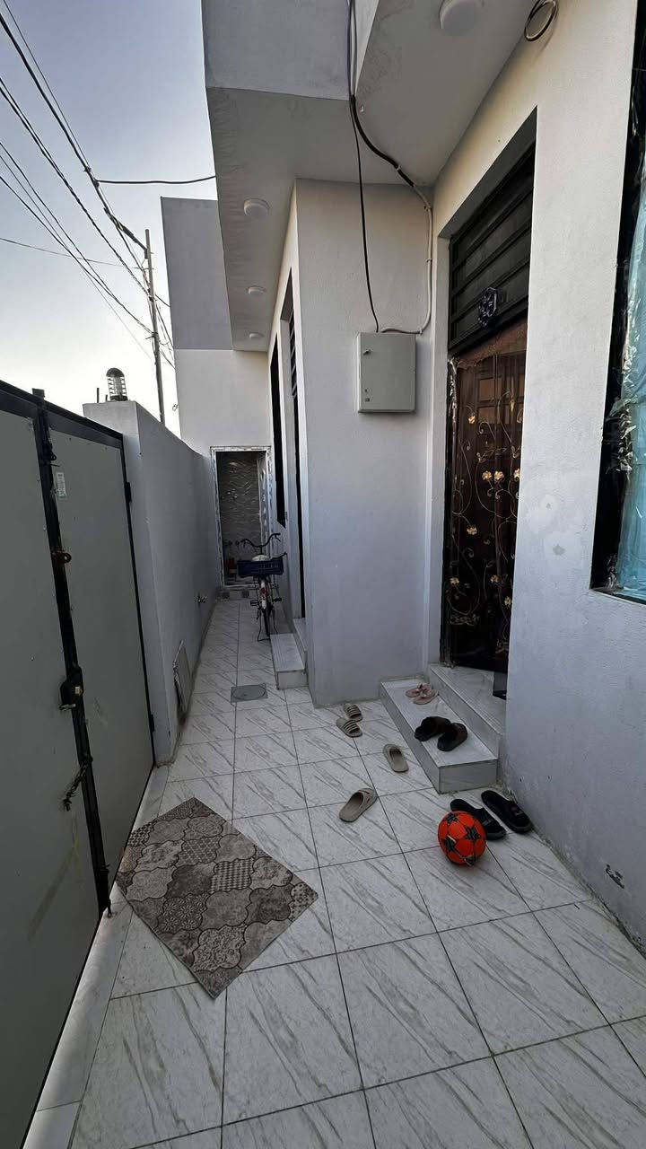 بيت للبيع طابو زراعي سند ٢٥ مساحته ١٠٠متر مربع بناءحديث كونكريت مسلح يتكون من غرفه وصاله واستقبال ومطبخ وصحيات داخليه وصحيات خارجيه ومنور وطارمه العنوان التقيه الثالثه داخل مجمع الروان السكني للاستفسار الاتصال بالرقم ***********
