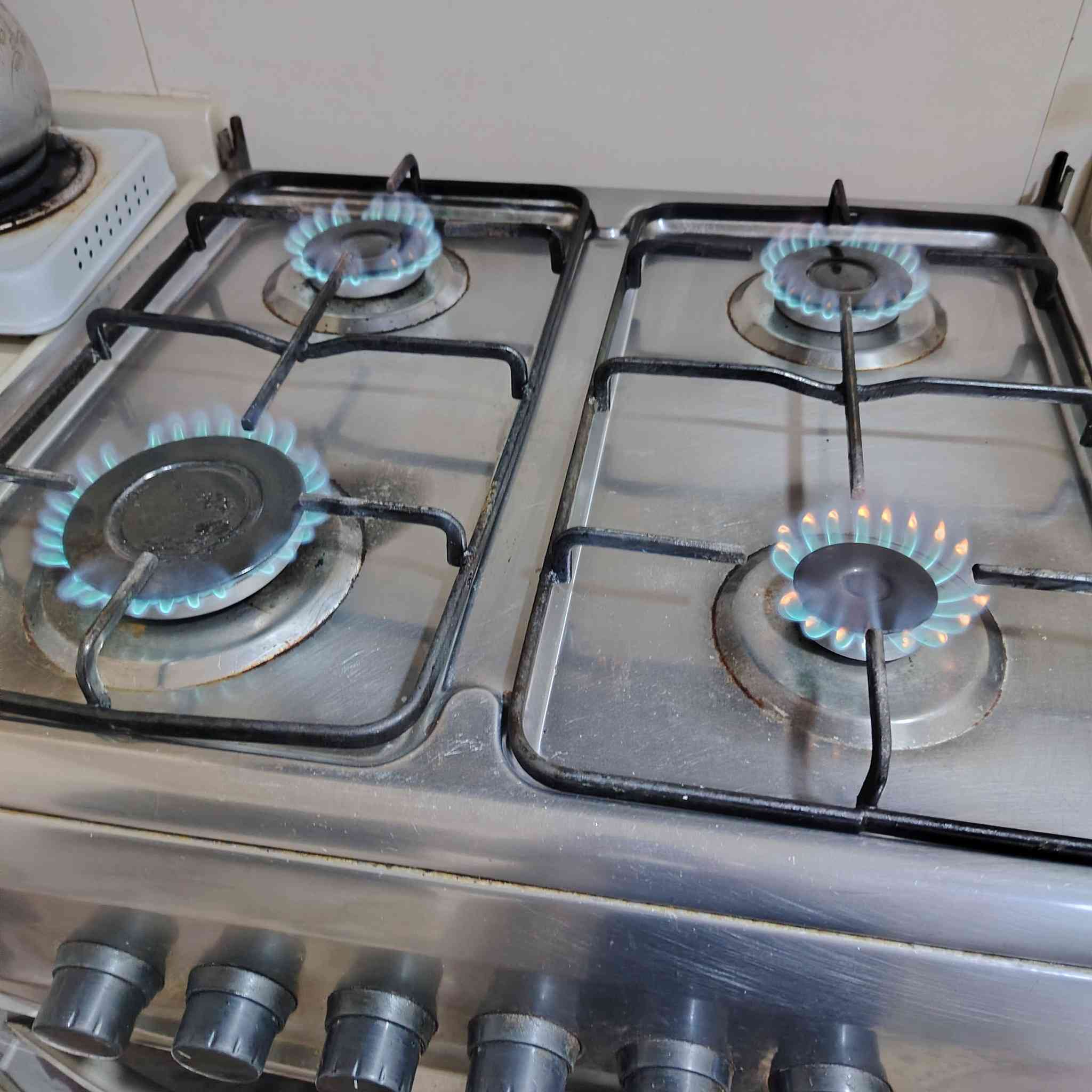 طباخ نظيف شغال مالبيت
***********
