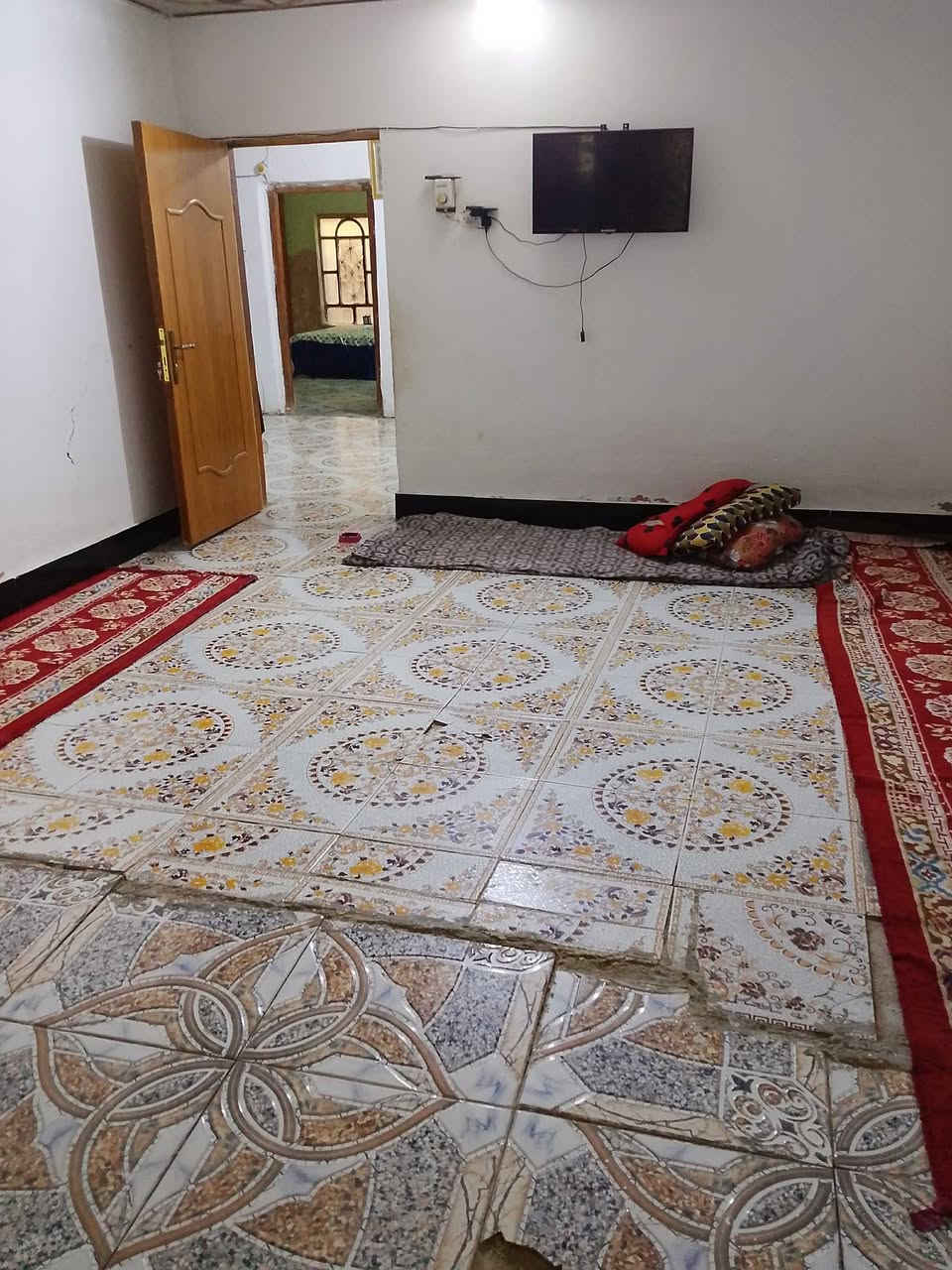 للبيع بيت طابو صرف مساحته 200متر طابقين مكون من اربع غرف نوم وكلدور جبير واستقبال جبير ومطبخ وصحيات وحديقة وطرمة وكراج مجاري وصرف صحي قريب من الشارع العام حي العسكري شارع 80 جهة النجف بفرع الصيدلية النموذجية واتساهل للشراي ***********
