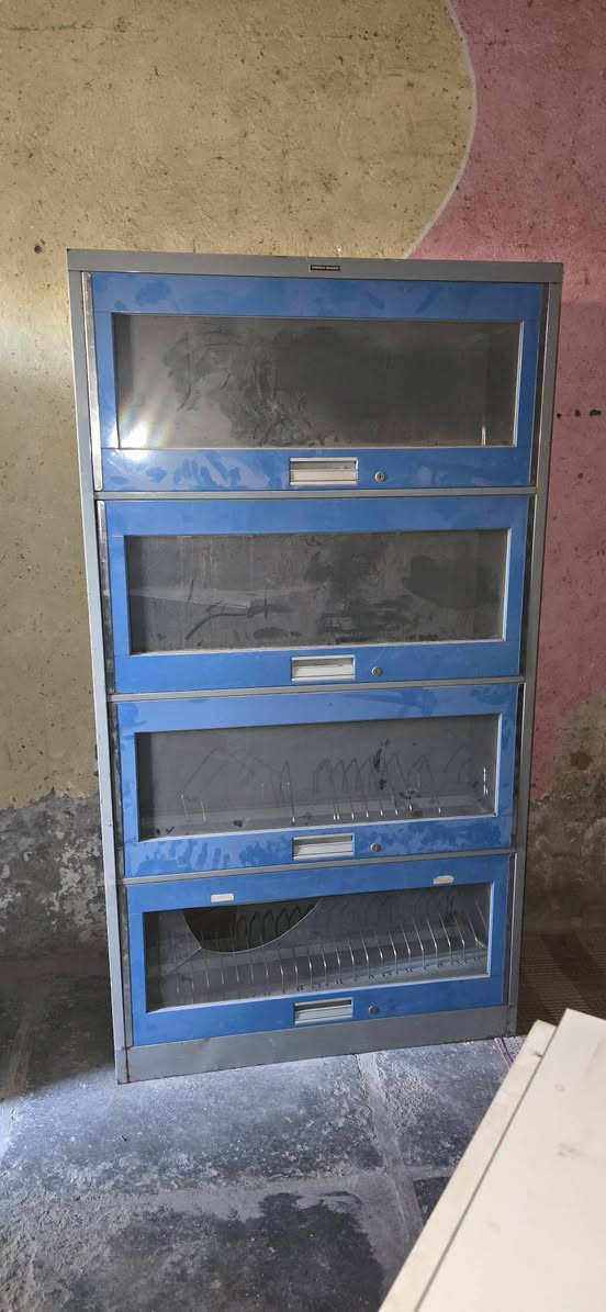 كاونتر لبيع مع لوكر مكتبة للبيع شلع ٢٠٠.***********.  القياس متر ونص
