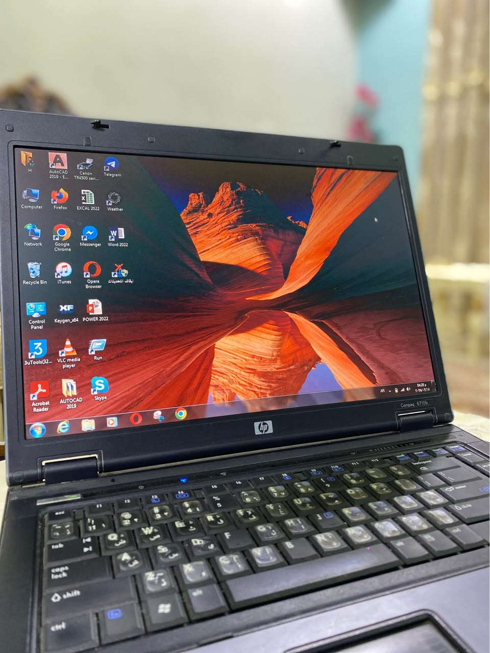 سلام عليكم 
لابتوب hp  كامل مكمل ما بيه اي عطل ولا اي تصليح 
حجم الشاشه:- 15.4 المرغوب
مساحه التخزين :-256 ssd 
كارت شاشة 4 كيكا 
قارئ اقراص cD +DVD
يحتوي على 4 منافذ USB 
عنواني الناصريه حي اور متواجد علي الفيس 
رقمي *********** ناصرية, ذي قار
