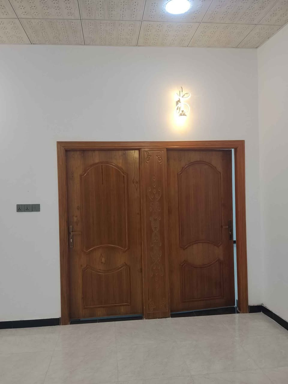 السلام عليكم بيتين للبيع المساحه كل بيت 125م طابو زراعي عراقي يحتوي كل بيت على قرفتين وصاله ومطبخ وديوانيه وصحيات العنوان بصره ابي الخصيب الصنكر الاتصال على الرقم التالي *********** البصرة, العراق
