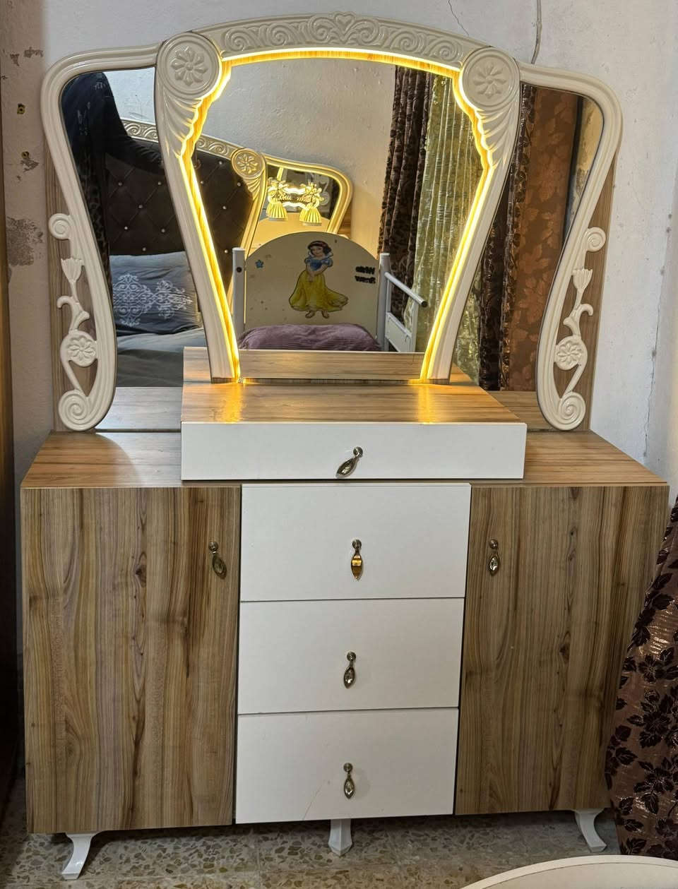 غرفه تركيه للبيع ثقيل مو عاديه مستخدمه قليل  بيهه فقط هاذ الفطر بلجانب مال الجربايه ماينشاف اشرته بلسهم  ٨ قطع الغرفه الكنتور عرضه ٣ متر والرتفاع مترين و ٣٥ سانتيم سعرهه ٨٥٠وبيهه مجال  عنواني المجر الكبير  رقم ***********
