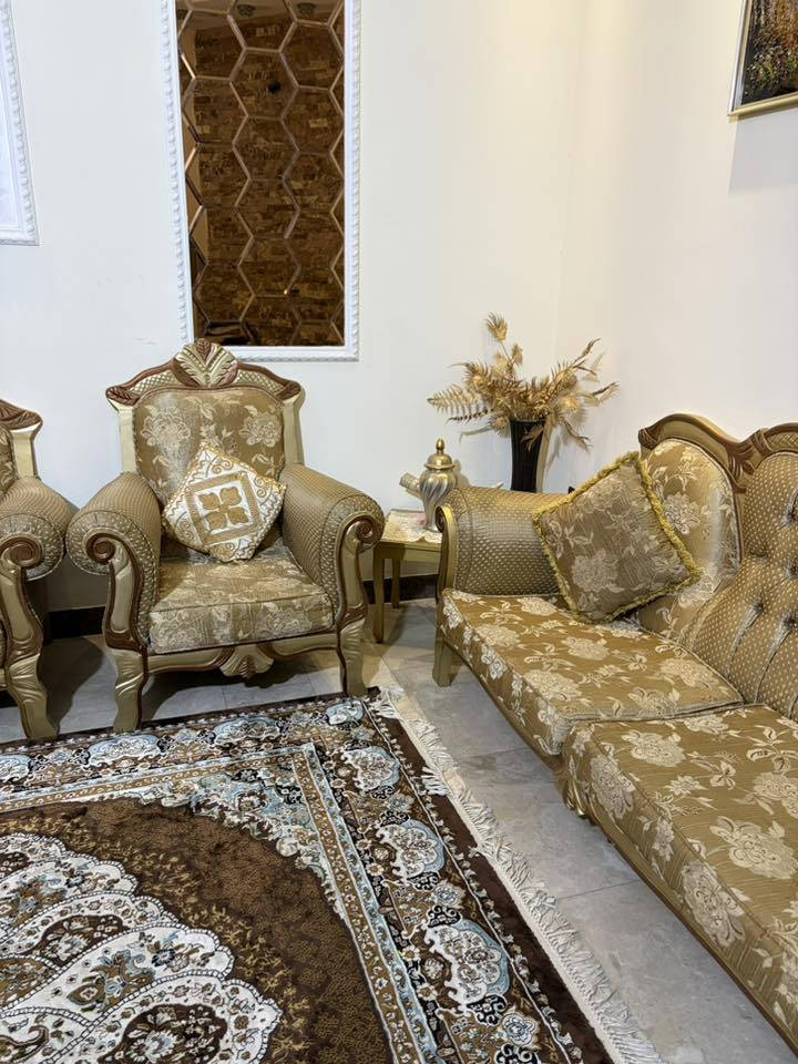 تخم ملكي 10 مقاعد للبيع 
سلام عليكم

تخم ملكي ذهبي 10 مقاعد 

مقاعد كراسي عدد 4

و مقاعد ثلاثية عدد 2

للبيع بسعر 600 الف و بي مجال بسيط

المكان بغداد - حي الجامعة

***********
