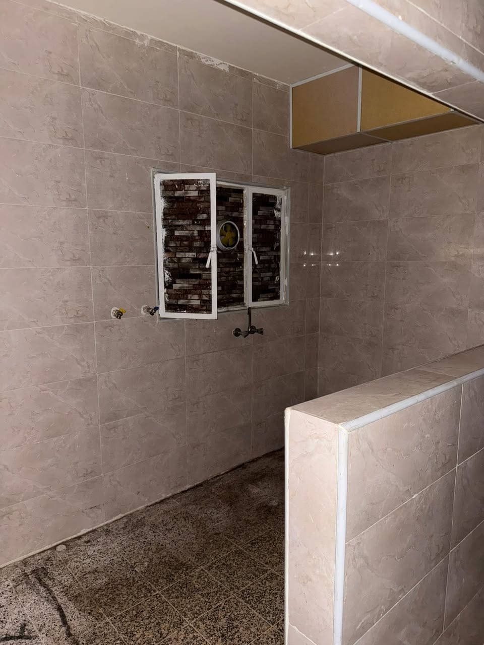 #للايجار_______في_____السيديه

مكتب عبدلله الرفيعي 

شقه في مجمع  5 مساحه  150 متر 

تتكون من

ثلاث غرف نوم مطبخ صاله خدمات صحيه عدد 2 كراج وحديقه

#الايجار 850

للاستفسار الاتصال على الارقام التاليه

***********

***********
