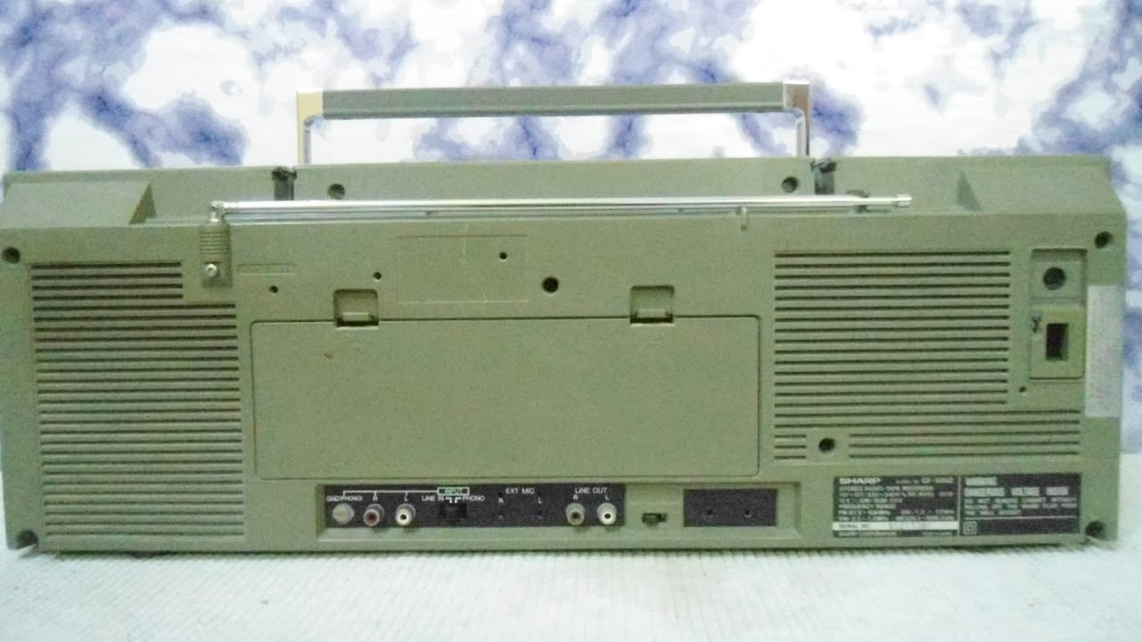 راديو مسجل ستريو ماركة SHARP 
صناعة يابانية 
راديو 4 موجات مسجل دبل كاسيت 
مدخل ومخرج اواكس AUX يربط على مسجل ثاني 
السعر 95 الف
يوجد توصيل ***********
