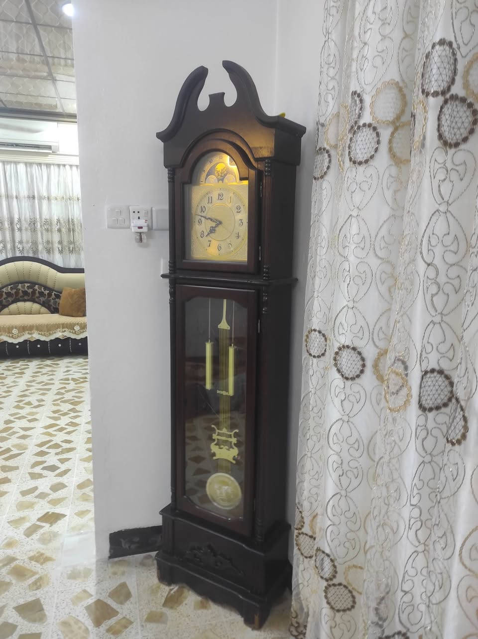 ساعة منزليه تراثيه للبيع السعر 120الف وبيها مجال العنوان حي الميثاق رقم الهاتف ***********
