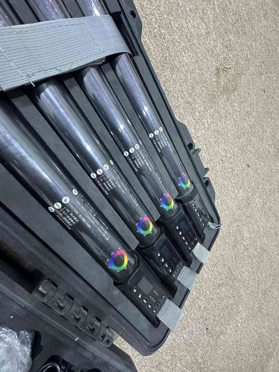 ✨ للبيع – طقم إضاءات احترافية Godox TL120 RGB ✨ طقم كامل مكوّن من 4 أنابيب إضاءة RGB مع الحقيبة الأصلية وجميع الملحقات. مناسب لصنّاع المحتوى، التصوير السينائي، الإعلانات، الريلز والاستوديو.

المواصفات:
📌 موديل: Godox TL120
📌 القدرة: 30W لكل أنبوب
‏📌 RGB كامل + CCT
📌 حرارة لون: 2700K – 6500K
📌 مؤثرات سينمائية جاهزة
📌 بطارية داخلية قابلة للشحن
📌 تحكم عبر التطبيق + ريموت
‏📌 CRI عالي لألوان دقيقة واحترافية

الإضاءة تعطي نتائج قوية جدًا للـ Backlight والـ Rim Light واللقطات السينمائية 🔥

2-✨ للبيع – عدسة Sony FE 85mm F1.8 ✨

عدسة من أفضل عدسات البورتريه من سوني، تعطي عزل قوي جدًا وحدة عالية وألوان ممتازة، مناسبة للمصورين وصناع المحتوى وتصوير الأشخاص والجلسات الاحترافية.

📌 الموديل: Sony FE 85mm F1.8
📌 فتحة عدسة واسعة F1.8
📌 مناسبة لكاميرات Sony Full Frame
📌 فوكس سريع ودقيق
📌 ممتازة للبورتريه والعزل السينمائي
📌 حالة نظيفة وجاهزة للعمل

3-📸 للبيع: فلاش Godox AD360II-N WITSTRO (الكيت الكامل)
متوفر للبيع فلاش Godox AD360II الاحترافي بحالة ممتازة مع الكيت الكامل وحزمة الطاقة الخارجية. يمنحك قوة إضاءة الستوديو مع خفة حركة الفلاش المحمول، وهو مثالي لجلسات التصوير الخارجي (Outdoor) والداخلية.
✨ أهم الميزات:
• قوة جبارة: 360 واط (أقوى بمراحل من السبيدلايت العادي).
• سرعة ومزامنة: يدعم المزامنة السريعة HSS حتى 1/8000 ثانية وتوافق كامل مع أنظمة TTL.
• نظام لاسلكي: مدمج بنظام Godox 2.4G للتحكم عن بُعد.
• بطارية قوية (PB960): إعادة شحن سريع جداً وعمر بطارية طويل لجلسات التصوير الممتدة.
• توزيع إضاءة مثالي: تصميم اللمبة البارزة (Bare bulb) لانتشار إضاءة ناعم ومتناسق.
📦 محتويات العرض:
رأس الفلاش، العاكس (Reflector)، حزمة الطاقة الخارجية PROPAC PB960 مع الكابل والشاحن

4-📸 للبيع: تريجر Godox X2T-S الاحترافي (لـ Sony)
متوفر للبيع متحكم الفلاش اللاسلكي Godox X2T-S بحالة ممتازة. الخيار المثالي للتحكم الكامل بإضاءتك عن بُعد وبكل سلاسة.
✨ أبرز الميزات:
• يدعم الـ TTL والمزامنة السريعة HSS حتى 1/8000 ثانية.
• شاشة إلكترونية واضحة مع أزرار جانبية سريعة للتحكم بالمجموعات.
• مزود بـ Bluetooth للتحكم بالإضاءة مباشرة عبر تطبيق الهاتف.
• ميزة القفل السريع (Quick Lock Hot-shoe).


**إذا كنت صاحب هذا الإعلان وتريد حذفه لأي سبب، رجاءا أرسل رسالة إلى الدعم الفني**