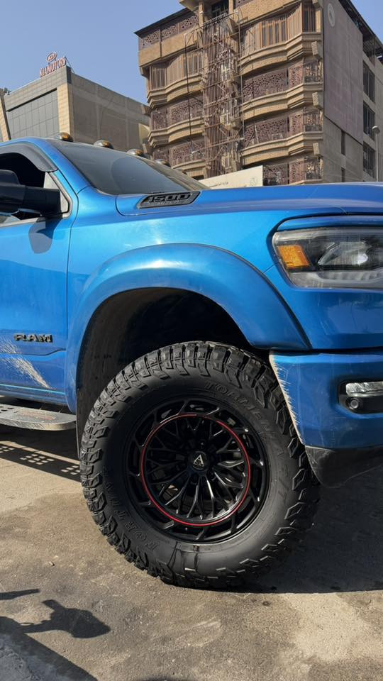 هذا الجميل مقاس 20 يتركب على اغلب التراكات الامريكية قوي جداً جداً ومحدود جداً
للتواصل / ***********
