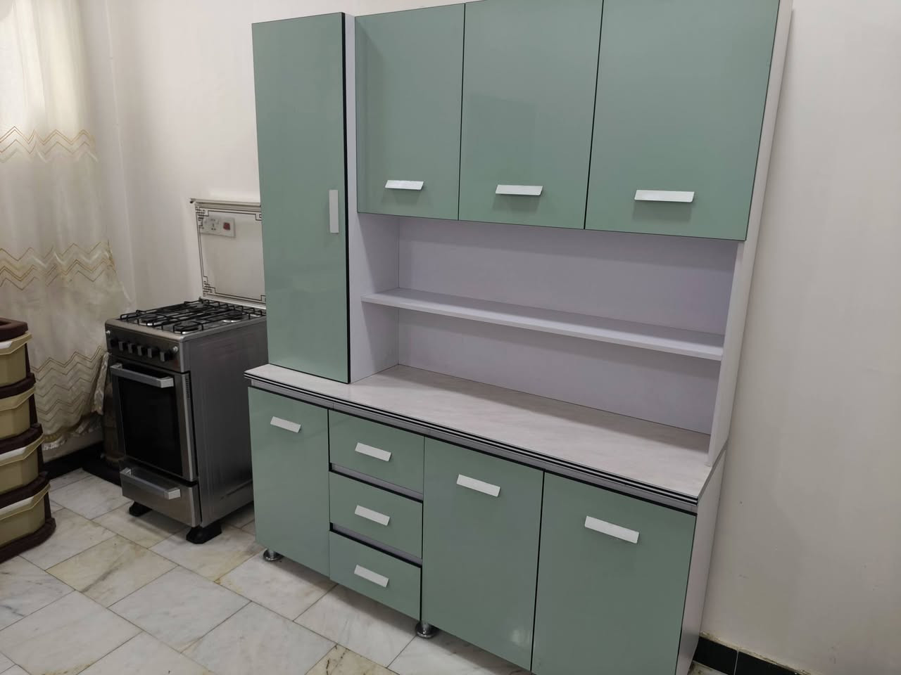 السلام عليكم غراض مطبخ للبيع كاونتر وطباخ ومجمده شغالات ونضاف مثل مابين بالصور كلهن رايدهن 750,000 مكاني حله ***********
