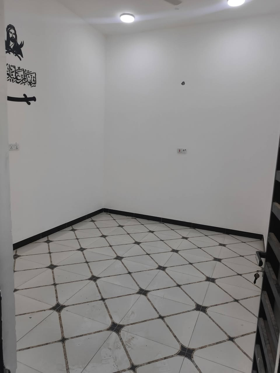 دار سكن بمساحه 100متر علا شارع تبليط 10متر يحتوي علا غرفتين نوم /صحيات داخليه وخارجيه /ديوان /طابو صرف زراعي وكاله ومكاتبه ونسخه من الطابو بسعر /60/ وقابل لتفاوض *********** للاستفسار
