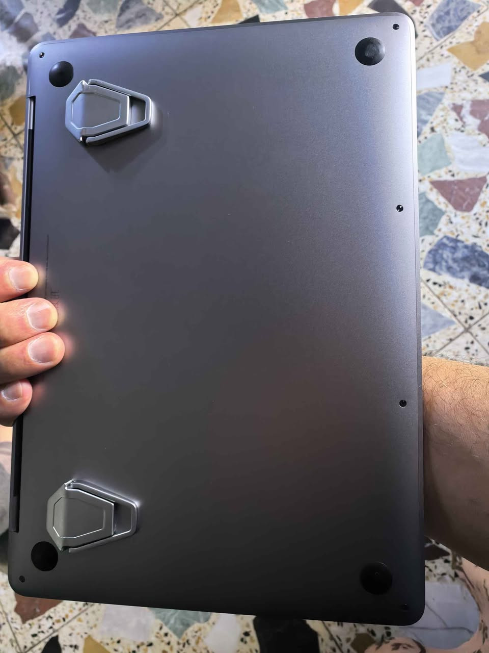 للبيع MacBook Pro 13 إنش 2019 🔥
المواصفات:
معالج Intel Core i5 رباعي النواة 1.4GHz
رام 8GB
SSD 128GB
شاشة Retina 13.3 إنش
كرت شاشة Intel Iris Plus Graphics 645
Touch Bar مضيء + بصمة Touch ID
كيبورد إنكليزي مضيء وممكن تضيفله عربي ب10 الف بالصناعه
الجهاز سريع جداً بالأداء ويشتغل بسلاسة، مناسب للدراسة والشغل والتصفح والاستخدام اليومي.
البطارية تشتغل تقريباً ساعة ونص إلى ساعتين حسب الاستخدام.
الحالة:
الجهاز نظيف جدا وما بي اي مشاكل ومداخل صيانه ابد
زر السهم للأعلى يحتاج تنظيف بسيط فقط، وباقي الكيبورد شغال طبيعي.
مع الجهاز:
شاحن 60 واط يشحن طبيعي 
حقيبة حماية هدية، مشتريها من إسبانيا بسعر 50 يورو.
الكارتونة والشاحن الأصلي موجودين بإسبانيا وممكن أوفرهم لاحقاً.
💰 السعر: 750 ألف دينار عراقي قابل للتفاوض بالمعقول
للتواصل: خاص أو اتصال
📞 *********** بغداد, العراق
