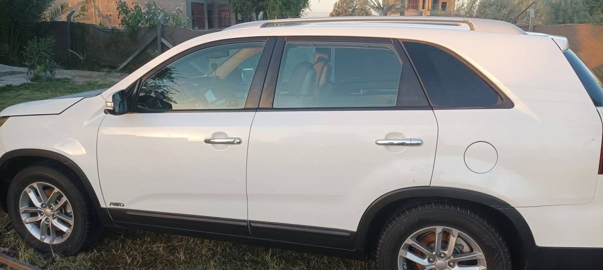 سورنتو 15 امريكيه حادثه فقط الدعايه الاماميه السياره ليبل واحدمكينه الفين واربعميه وباقي التفاصيل على هاذا الرقم***********
